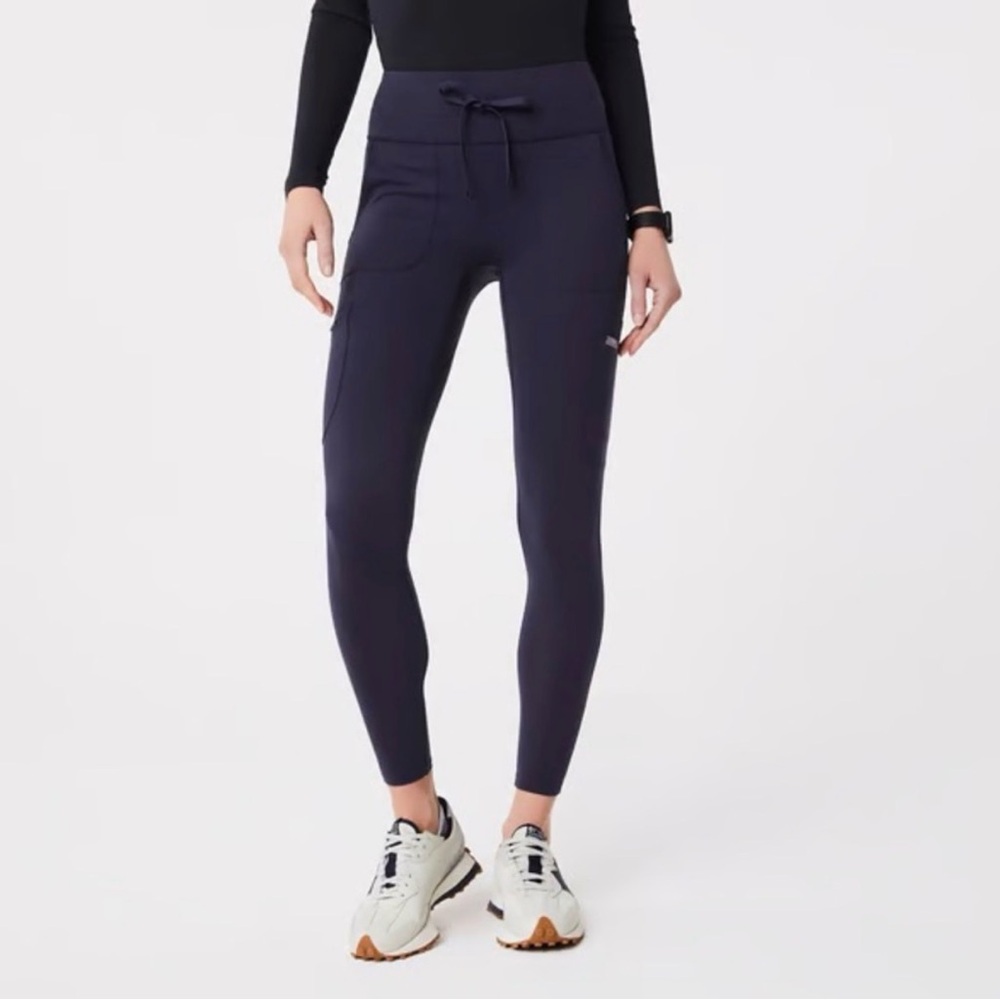 ONE LEFT! Figs Women's Large Seville Scrub Leggings